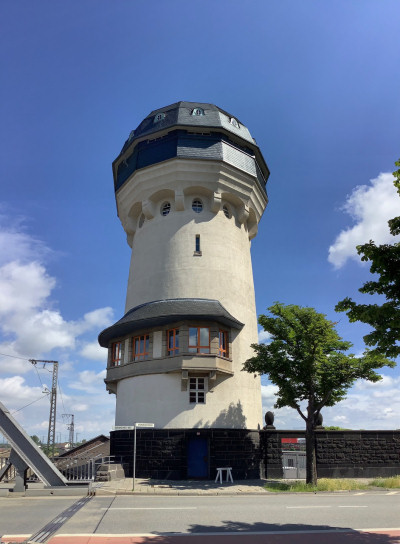 Direkt vor dem Turm